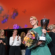 Marit Sandberg som vant forsker grand prix med en pokal og blomster i hendene