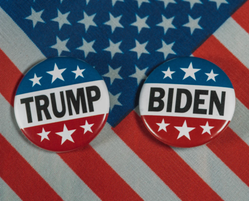 Amerikansk flagg og to buttons. På den ene står det Trump og den andre Biden.