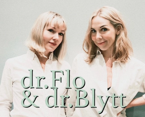 To damer i hvite skjorter som ser mot kamera. det står en tekst på bilde: Dr.Flo og Dr. Blytt.