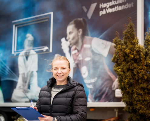 Ann-Katrin Grotle som er forsker ved Høgskulen på Vestlandet sitter utenfor en kontainer som de bruker til forskningen sin.